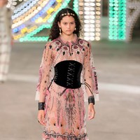 Dior menampilkan busana terbarunya yang mengangkat unsur feminin di koleksi Dior Cruise 2021 dalam fashion show yang digelar di Lecce, Italia. Foto: Vittorio Zunino Celotto/Getty Images.