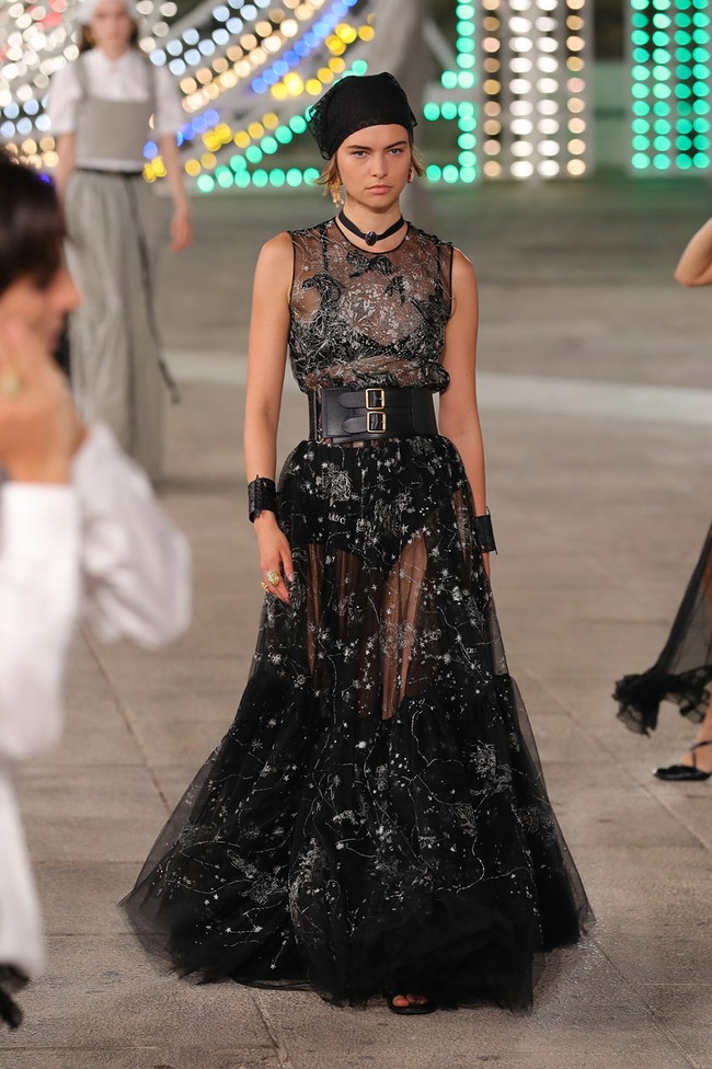 Dior menampilkan busana terbarunya yang mengangkat unsur feminin di koleksi Dior Cruise 2021 dalam fashion show yang digelar di Lecce, Italia. Foto: Vittorio Zunino Celotto/Getty Images.