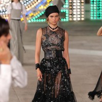 Dior menampilkan busana terbarunya yang mengangkat unsur feminin di koleksi Dior Cruise 2021 dalam fashion show yang digelar di Lecce, Italia. Foto: Vittorio Zunino Celotto/Getty Images.