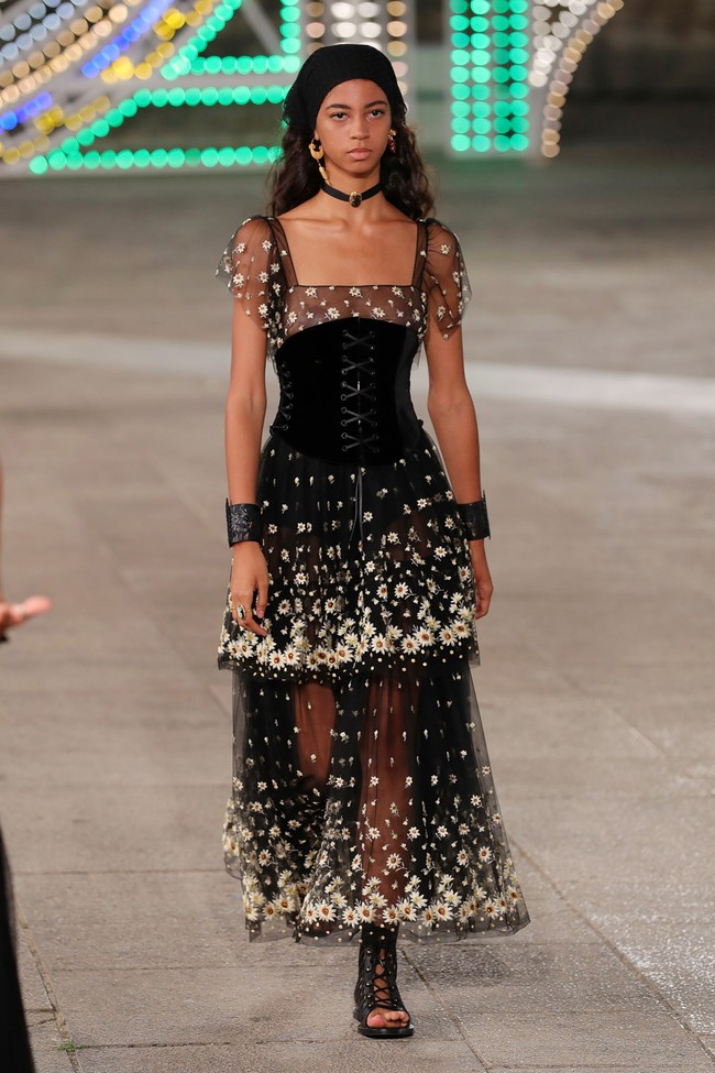 Dior menampilkan busana terbarunya yang mengangkat unsur feminin di koleksi Dior Cruise 2021 dalam fashion show yang digelar di Lecce, Italia. Foto: Vittorio Zunino Celotto/Getty Images.