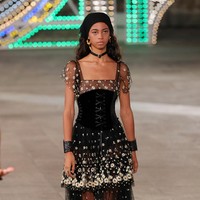 Dior menampilkan busana terbarunya yang mengangkat unsur feminin di koleksi Dior Cruise 2021 dalam fashion show yang digelar di Lecce, Italia. Foto: Vittorio Zunino Celotto/Getty Images.