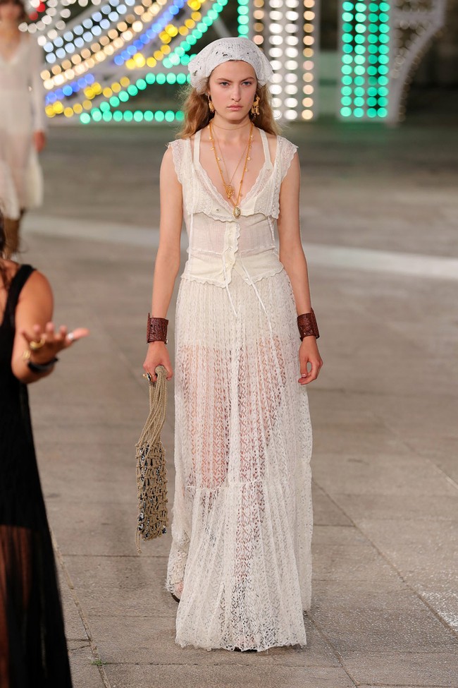 Dior menampilkan busana terbarunya yang mengangkat unsur feminin di koleksi Dior Cruise 2021 dalam fashion show yang digelar di Lecce, Italia. Foto: Vittorio Zunino Celotto/Getty Images.