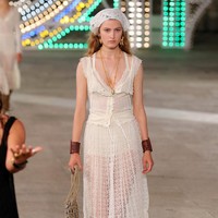 Dior menampilkan busana terbarunya yang mengangkat unsur feminin di koleksi Dior Cruise 2021 dalam fashion show yang digelar di Lecce, Italia. Foto: Vittorio Zunino Celotto/Getty Images.