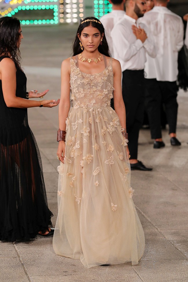 Dior menampilkan busana terbarunya yang mengangkat unsur feminin di koleksi Dior Cruise 2021 dalam fashion show yang digelar di Lecce, Italia. Foto: Vittorio Zunino Celotto/Getty Images.