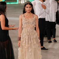 Dior menampilkan busana terbarunya yang mengangkat unsur feminin di koleksi Dior Cruise 2021 dalam fashion show yang digelar di Lecce, Italia. Foto: Vittorio Zunino Celotto/Getty Images.