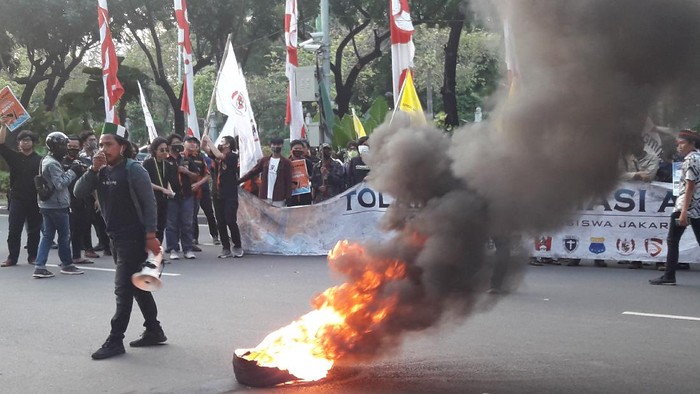 Mahasiswa demo di Kantor Anies Baswedan