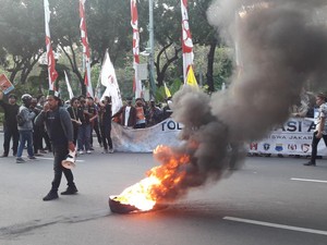 Demo Tolak Reklamasi Ancol Sempat Rusuh, Massa Lempari Kantor Anies Pakai Telur