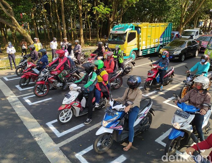 Marka jaga jarak yang berada di traffic light depan Artos Mal Magelang mulai diujicobakan kepada pengendara sepeda motor.