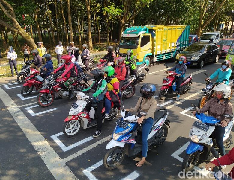 Marka jaga jarak yang berada di traffic light depan Artos Mal Magelang mulai diujicobakan kepada pengendara sepeda motor. Marka jaga jarak yang berada di traffic light depan Artos Mal Magelang mulai diujicobakan kepada pengendara sepeda motor.