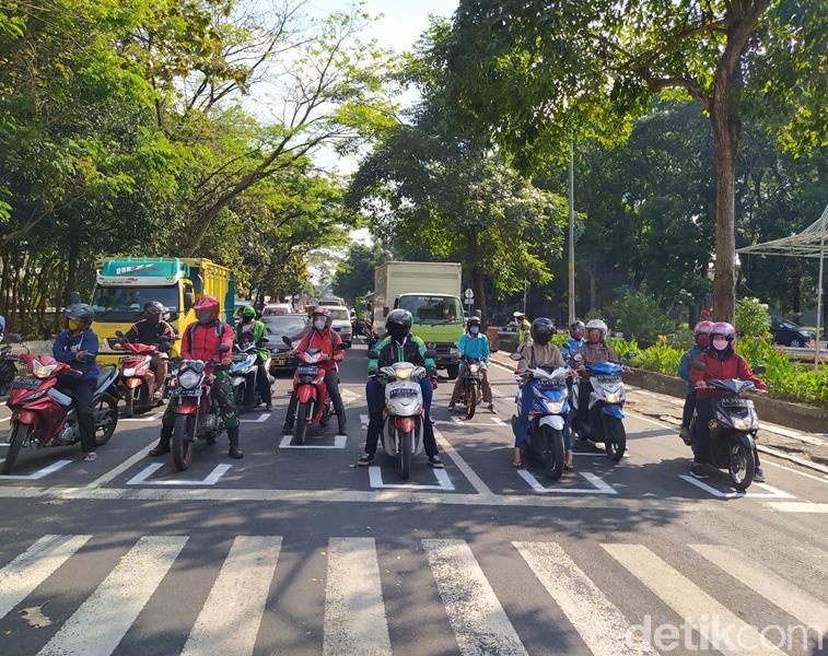 Marka jaga jarak yang berada di traffic light depan Artos Mal Magelang mulai diujicobakan kepada pengendara sepeda motor.