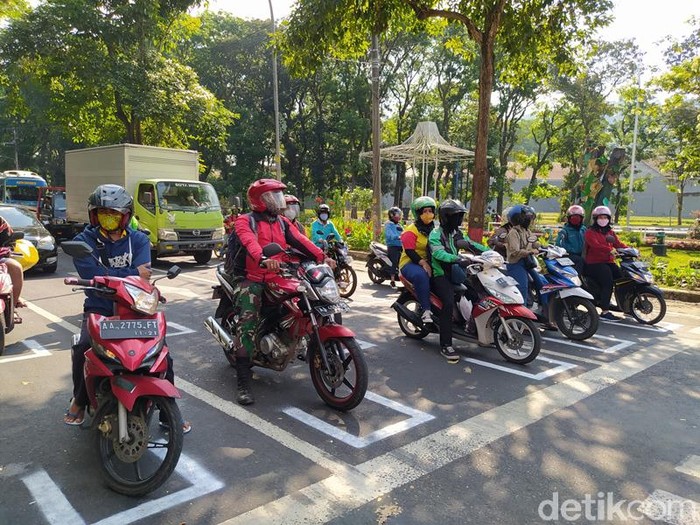 Marka jaga jarak yang berada di traffic light depan Artos Mal Magelang mulai diujicobakan kepada pengendara sepeda motor.