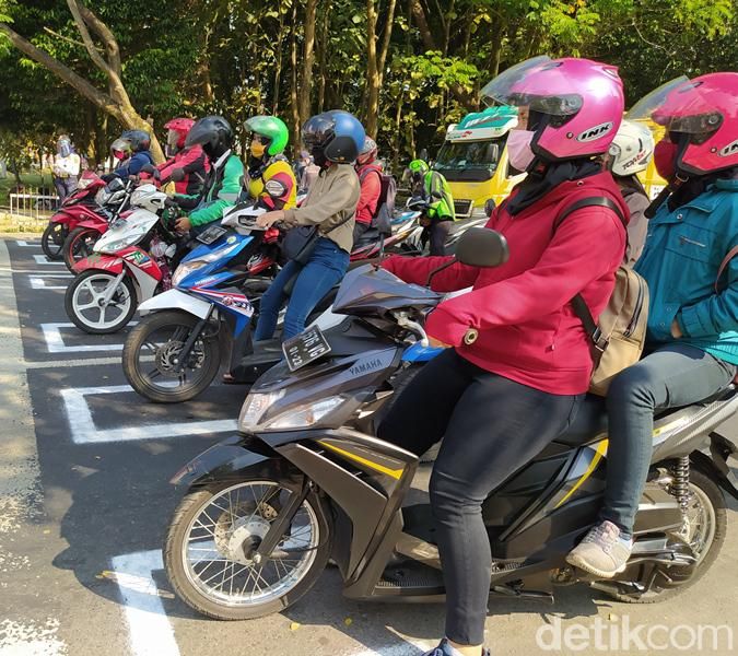 Marka jaga jarak yang berada di traffic light depan Artos Mal Magelang mulai diujicobakan kepada pengendara sepeda motor.