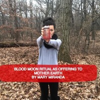 Seperti dikutip dari Daily Star, wanita yang berusia 36 tahun itu percaya bahwa cairan, seperti darah menstruasi, memiliki sifat penyembuhan. Tidak hanya sebagai masker wajah, Mary juga menggunakan darah menstruasinya itu untuk melukis gambar dan menyirami tanaman-tanamannya. Foto: Instagram @marymirandacoaching