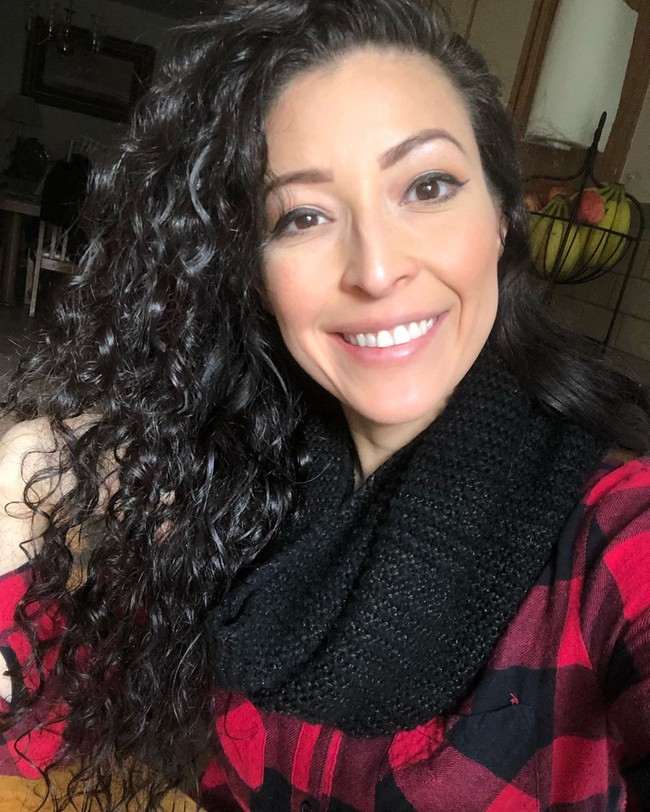 Semenjak berhenti dari pil kontrasepsinya, Mary langsung mengalami pendarahan, rasa mual, muntah, tekanan darah rendah, dan keringat yang berlebihan. Pada tahun 2017 Mary kembali ke rumah sakit dan dokternya menemukan pertumbuhan non-kanker tiga setengah inci pada rahimnya dan kista lain di ovarium kirinya. Mary lalu menjalani operasi pada tahun berikutnya untuk mengangkat fibroid rahim dan kista indung telurnya. Foto: Instagram @marymirandacoaching