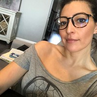 Masker darah menstruasi adalah salah satu cara untuk ritual penyambutan dan penghormatan menstruasi yang dilakukan oleh Mary setiap bulannya. Biasanya dia akan menggunakan masker tersebut selama 30 menit. Darah menstruasi adalah penyembuhan dan memiliki sifat anti-inflamasi dan penuh dengan nutrisi dan mineral yang kaya seperti seng, tembaga, magnesium, kalsium, natrium, zat besi, nitrogen, fosfor, kalium. Wajah saya selalu terasa lebih lembut, lebih ternutrisi dan bersinar, jelas Mary. Foto: Instagram @marymirandacoaching