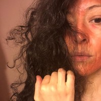 Seorang wanita bernama Mary Miranda mendadak menjadi viral setelah mengaku bahwa dirinya rutin menggunakan darah menstruasinya untuk dijadikan masker wajah. Menurut Mary, masker dari darah menstruasi itu bisa membuat kulitnya terlihat lebih glowing. Foto: Instagram @marymirandacoaching