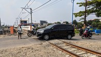 Pengendara perlu ekstra waspada karena pandangan tertutup pepohonan di sisi rel sehingga laju kereta api bisa tak terlihat.