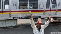 Dia akan berdiri di tengah jalan, menahan pengendara saat kereta api melintas agar tidak terjadi kecelakaan.