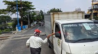 Pria ini mendapat upah atas jasanya dari para pelintas.