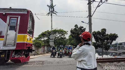 Masih Banyak Perlintasan KA Tanpa Palang Pintu