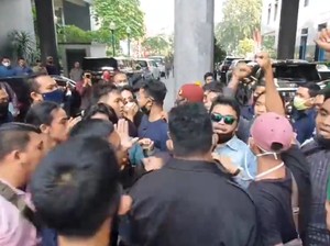 Ricuh! Massa Tolak Reklamasi Ancol Bentrok di Balai Kota DKI