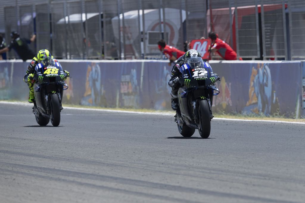 JEREZ DE LA FRONTERA, SPAIN - JULY 26:   Maverick Vinales of Spain and Monster Energy Yamaha MotoGP Team leads the field during the MotoGP race during the MotoGP of Andalucia - Race at Circuito de Jerez on July 26, 2020 in Jerez de la Frontera, Spain. (Photo by Mirco Lazzari gp/Getty Images)