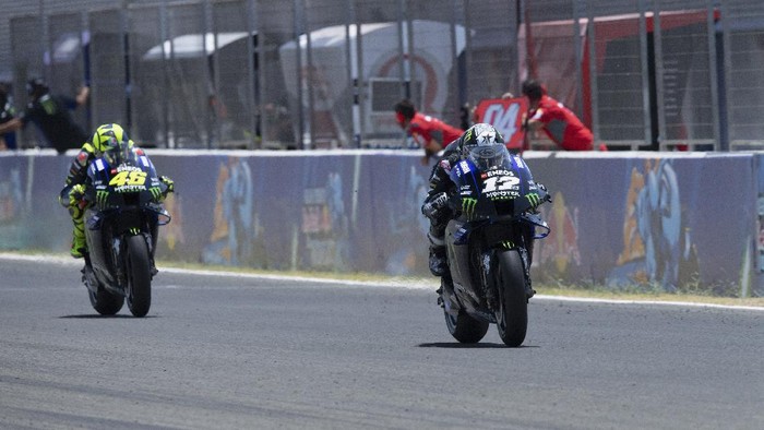 JEREZ DE LA FRONTERA, SPAIN - JULY 26:   Maverick Vinales of Spain and Monster Energy Yamaha MotoGP Team leads the field during the MotoGP race during the MotoGP of Andalucia - Race at Circuito de Jerez on July 26, 2020 in Jerez de la Frontera, Spain. (Photo by Mirco Lazzari gp/Getty Images)