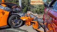 Belum diketahui penyebab kecelakaan. Tapi berdasarkan tingkat kerusakan mobil, diduga pengemudi menggeber McLaren Senna LM dalam kecepatan tinggi hingga manabrak lampu tiang jalan. Foto: Autoevolution