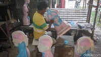Proses pengecetana dilakukan dengan tangan kosong.