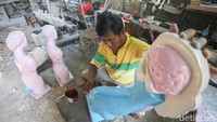 Pekerja menyelesaikan pembuatan manekin anatomi tubuh di Cinangka, Depok, Jawa Barat, Selasa (28/7/2020).
