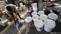 Tahu hasil olahan home industry itu dijual dengan harga Rp 50 ribu per ember.
