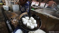 Tahu yang telah dipotong sesuai ukuran siap untuk dipasarkan di sejumlah wilayah di Solo.