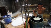 Kedelai yang telah digiling kemudian direbus hingga mendidih.