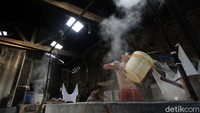 Setelah direbus, bubur kedelai disaring menggunakan kain.