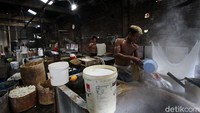 Para pekerja di home industry ini menerima upah sebesar 120 ribu per harinya.