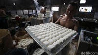 Home industry di perkampungan tersebut mampu membuat sekitar 60 ember tahu.