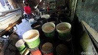 Pekerja menyiapkan kedelai yang menjadi bahan baku pembuatan tahu.