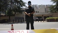 Kepolisian Chengdu membatasi akses ke area sekitar gedung Konsulat AS pada Senin (27/7) pagi waktu setempat. Empat personel dengan alat pelindung diri (APD) terlihat berpatroli di luar Konsulat AS pada pukul 10.24 waktu setempat.