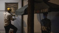 Pekerja tengah mencopot plakat Konsulat Amerika Serikat (AS) di kota Chengdu.