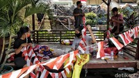 Hari libur semester dimanfaatkan pada mahasiswa dan mahasiswi untuk menghias sekolah tinggi mereka dengan bendera menyambut hari kemerdekaan Indonesia.  