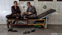 Para mahasiswa dan mahasiswi juga mengisi waktu luang libur mereka dengan bermain dan bercengkrama.  