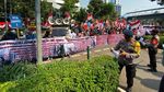 Momen Mahasiswa Geruduk Kantor OJK