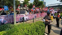 Dalam aksinya para mahasiswa menuntut OJK untuk tidak takut atas intervensi dari seorang Erwin Aksa. Mahasiswa juga meminta agar proses penyelamatan Bank Bukopin TBK sesuai dengan kemaslahatan rakyat Indonesia.