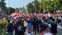 Aksi unjuk rasa pun mendapat pengawalan ketat dari personelkepolisian.