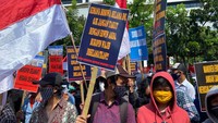 Begini momen saat para mahasiwa yang terikat dalam Ikatan Mahasiswa Republik Indonesia (IMRI) menggelar aksi unjuk rasa di depan kantor OJK.