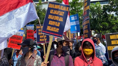 Momen Mahasiswa Geruduk Kantor OJK