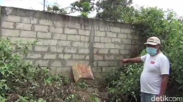 Mustari saat menunjukkan lokasi tempat penyimpanan sapi dan tempat pelaku pencurian (Sitti Harlina/detikcom)