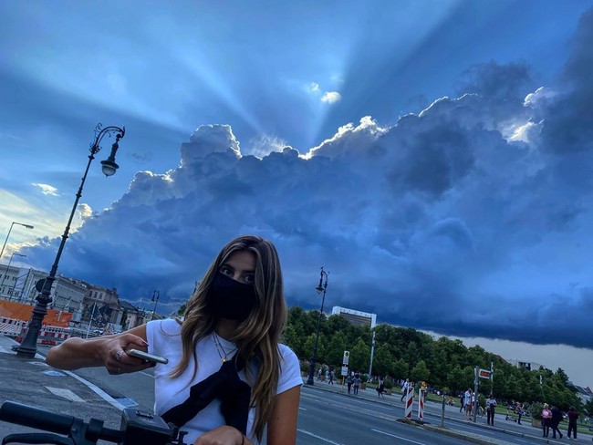 Its Instagram official! Tom Holland untuk pertama kalinya mem-posting foto Nadia Parkes di Instagram. Seperti dikabarkan Daily Mail, Nadia merupakan kekasih bintang Spider-Man tersebut. Diunggah di akun @tomholland2013 pada Senin (27/7/2020), foto tersebut memperihatkan sang aktris dengan wajah yang ditutup masker sedang berdiri di bawah langit yang berawan dramatis. Tom tak menyertai keterangan apapun. Hingga saat ini, foto tersebut telah mendapat 4,8 juta likes. (Foto: Instagram/@tomholland2013)