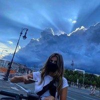 Its Instagram official! Tom Holland untuk pertama kalinya mem-posting foto Nadia Parkes di Instagram. Seperti dikabarkan Daily Mail, Nadia merupakan kekasih bintang Spider-Man tersebut. Diunggah di akun @tomholland2013 pada Senin (27/7/2020), foto tersebut memperihatkan sang aktris dengan wajah yang ditutup masker sedang berdiri di bawah langit yang berawan dramatis. Tom tak menyertai keterangan apapun. Hingga saat ini, foto tersebut telah mendapat 4,8 juta likes. (Foto: Instagram/@tomholland2013)