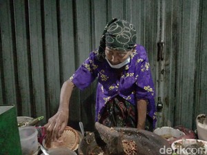 Cerita Nenek 80 Tahun Penjual Rujak Cingur di Surabaya Kehilangan Rp 500 Ribu